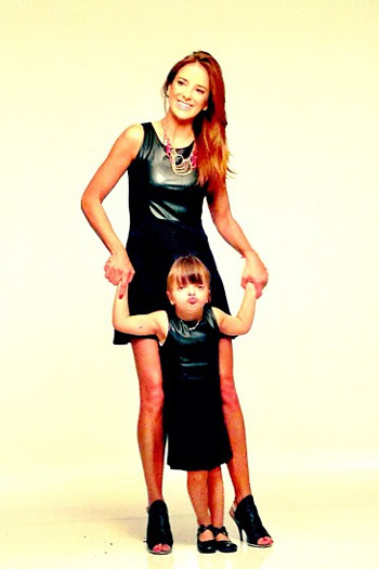 Que fofura! Rafinha Justus posa com a m&atilde;e para campanha de moda