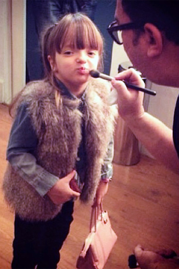Que fofura! Rafinha Justus posa com a m&atilde;e para campanha de moda