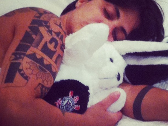 Thammy Miranda dorme abra&ccedil;ada com bicho de pel&uacute;cia - Famosos ...