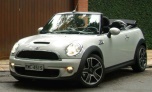 Mini Cooper S conversível é “foguete de bolso”; conheça a história do carrinho inglês