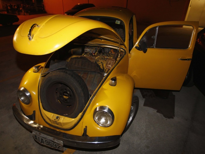 Pol&iacute;cia apreende 5 fuzis escondidos dentro de fusca na BR- 040 ...