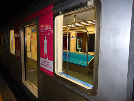 Grupo de jovens quebra cinco janelas de trem por divers&atilde;o - Not&iacute;cias