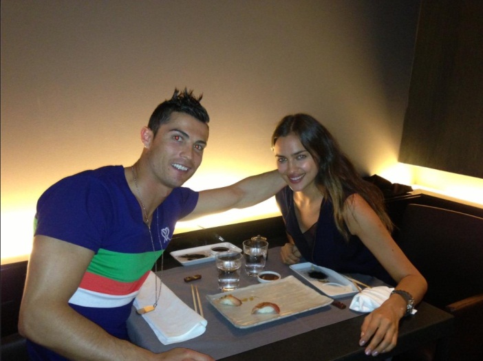 Cristiano Ronaldo posta foto com namorada e diz que ir&aacute; processar ...