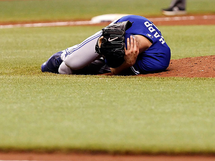Arremessador toma bolada na orelha e sai de maca na MLB - Mais ...