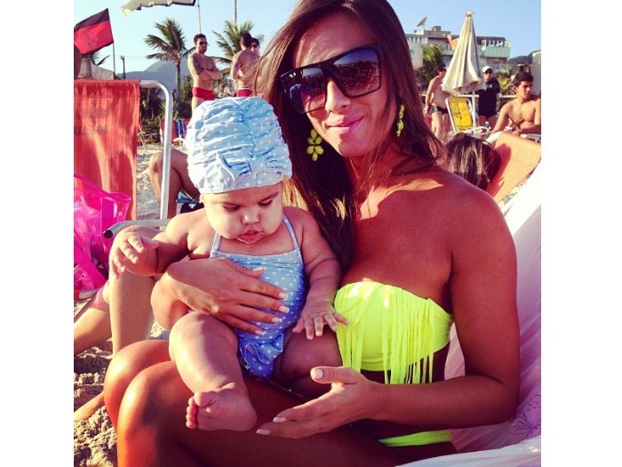 Treinando para ser m&atilde;e? Nicole Bahls paparica beb&ecirc; na praia ...