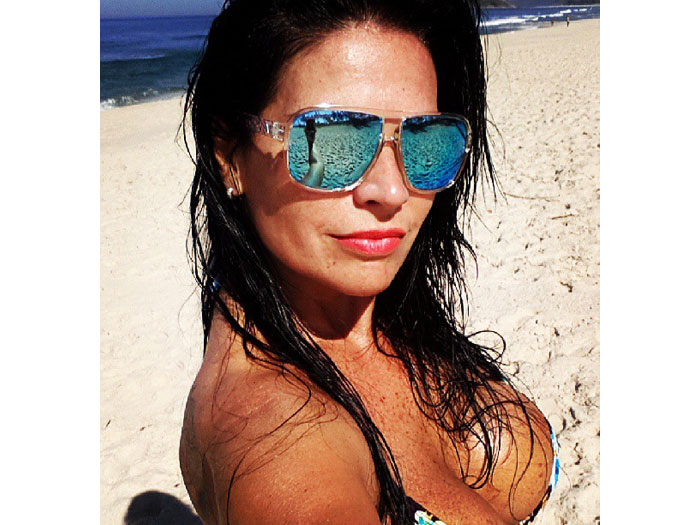 Solange Gomes abusa da sensualidade e mata saudades da praia ...