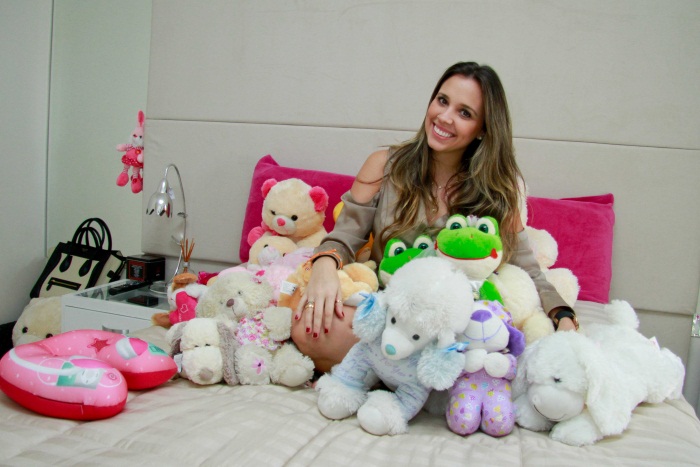 Angelis conta as perip&eacute;cias que os f&atilde;s j&aacute; fizeram por ela - Famosos ...