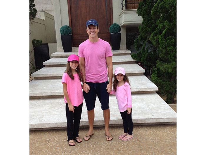 Vida cor de rosa! Rodrigo Faro posa ao lado das filhas neste domingo