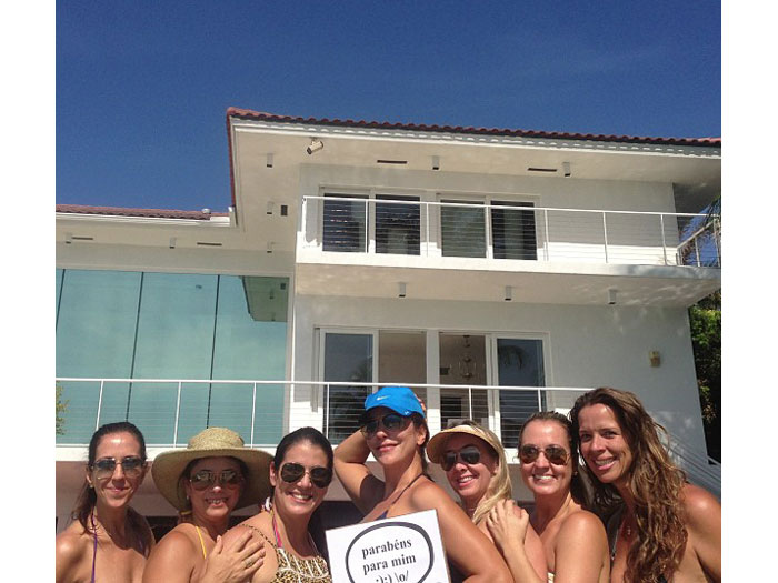 De biqu&iacute;ni, Ivete Sangalo segue festejando com as amigas: &ldquo;N&atilde;o ...