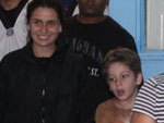 Giovanna Antonelli visita comunidade com filho