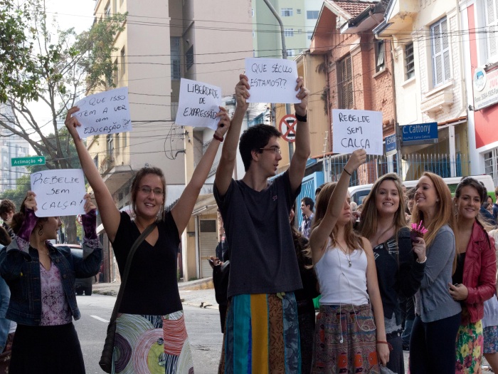 Alunos marcam protesto em apoio a colega que usou saia ...