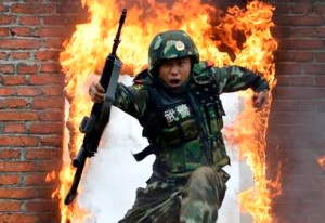 Policial atravessa barreira de fogo em treino na China