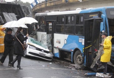 Acidentes com ônibus deixam um morto e 30 feridos em Campinas