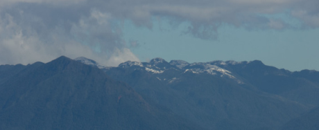 Baixas temperaturas deixam morro coberto de neve em Florianópolis