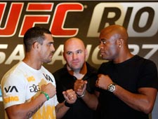 Campeões vão em peso ao anúncio do UFC Rio. Veja imagens do evento