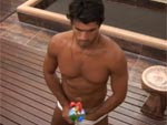 Daniel fica distraído na hora de se trocar, e câmeras não perdoam