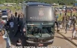 Torcida do Corinthians ataca ônibus do time