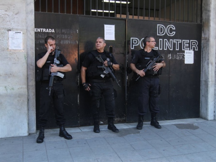 Policiais aguardam em frente à Draco, delegacia que passa por uma devassa da própria Polícia Civil