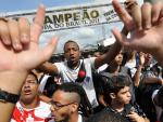 Avalanche de torcedores recebe time campeão da Copa do Brasil