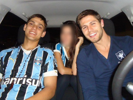 Rafael Noronha (à esq.) aparece ao lado do irmão famoso Jonas (Reprodução Facebook) Irmão_BBB