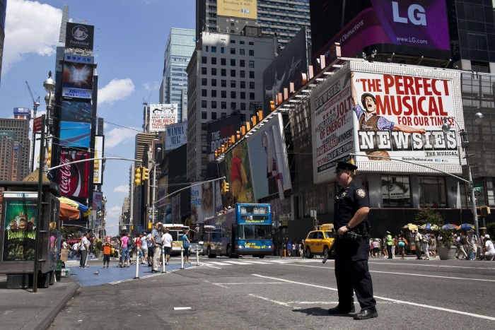 Homem foi morto pela polÃ­cia em abordagem suspeita em pleno centro de NY, nos EUA