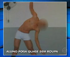 Aluno tira fotos só de cueca dentro de escola