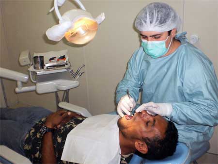 Tratamento odontológico dentista paciente - 450 x 338