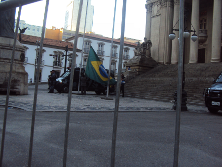 Barreiras foram colocadas em frente à Alerj para evitar entrada de manifestantes na assembleia (Bruno Rousso / R7) Barreira Alerj